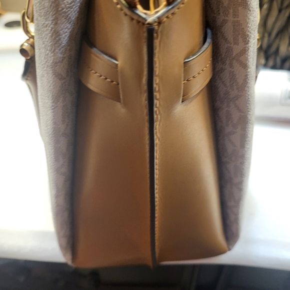 🎉🎉SOLD OUTSIDE OF POSHMARK 🎉🎉Michael Kors Handbag - Picture 8 of 9